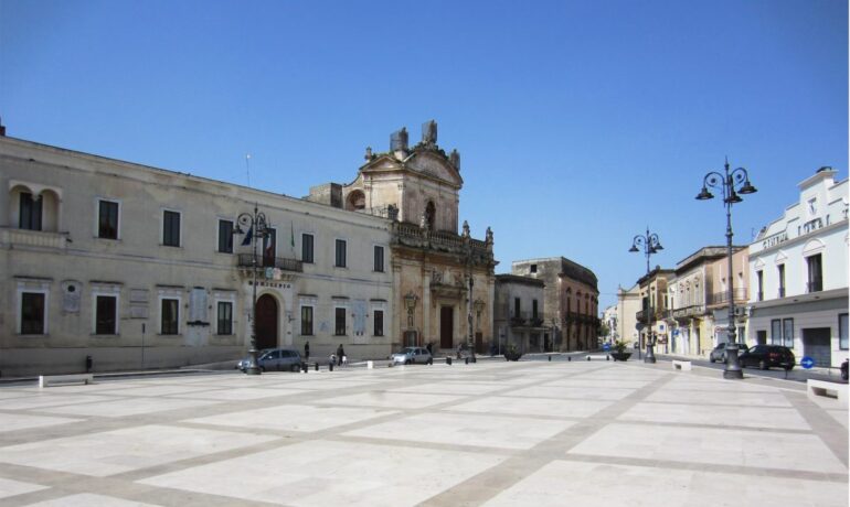 un vigile di cartone scompare a manduria